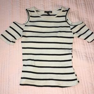 Cold shoulder top ♡